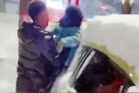 妈见打系列！父亲把2岁儿子当抹布给车扫雪：我小时候父亲也抱我扫图片