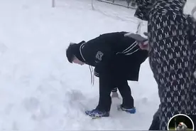沈阳男大学生打完雪仗后，集体喊“Siri”找手机，网友：Siri冬眠了图片