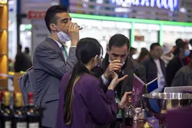进博奇遇记：走进“舌尖上的进博会”食品及农产品展区观众络绎不绝图片