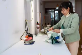 长沙51岁奶奶为孙女“私人订制”婴儿服，隔代亲的宠溺让儿子都吃醋了图片