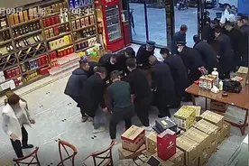烟酒店老板买一吨多重的长桌，22名邻居及保安帮忙抬，网友：和谐小区典范图片