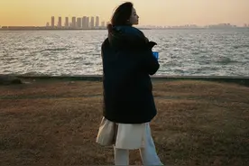 倪妮海边漫步随拍释出 沐浴海风追赶落日美如画图片