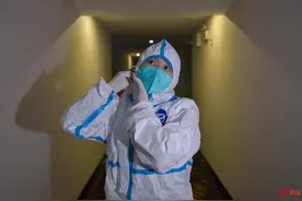 成都抗疫中的平凡英雄丨“95后”社区瘦小护士 背着50多斤重消毒液爬7楼消杀图片