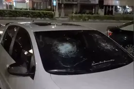 警局前开枪示威还挥刀砸车！如此嚣张，被抓后他们却称是个误会？图片