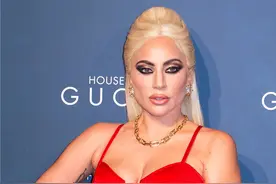 《古驰家族》米兰首映 Lady Gaga吊带裙艳丽性感图片