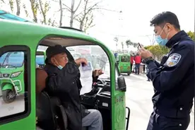西安交警上门为残疾人机动轮椅车挂牌图片