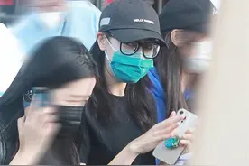 迪丽热巴现身三亚做核酸 样子像极了被拖去打针的小朋友图片