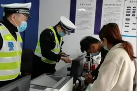 “宁愿坐在电瓶车上笑”的姑娘，这下笑不出了……图片