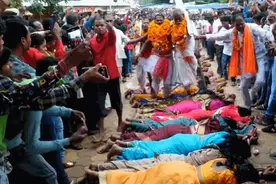 印度妇女请神职人员踩背求怀孕，当地妇女委员会主席曾公开反对图片