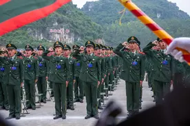 武警广西总队举行2021年秋季新兵授衔暨宣誓仪式图片