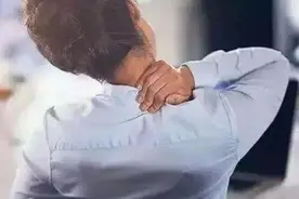 高低肩 腰背痛 当心脊柱侧弯图片