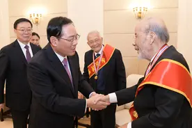 李强会见全国道德模范曹鹏汪品先和时代楷模吴蓉瑾图片