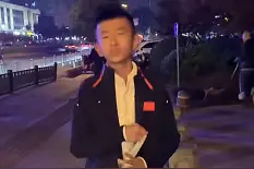 想买科比球衣？去大街上捡瓶子吧！杭州12岁男孩如此攒钱，碰到女同学转身就逃图片