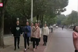 午FUN｜来围观！舞蹈专业女生头顶碗吃饭、看书、化妆啥都不耽误图片