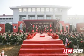 右手敬礼左手牵你 武警湖南总队机动支队为20对新人举办集体婚礼图片