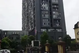 一条狗绳背后的“抗争”  35岁女子从32楼跳下“拿命控告”小区遛狗人视频封面