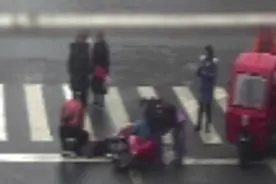 女子等红绿灯时身体异样倒地 四川三台一辅警“黄金三分钟”救她一命图片
