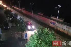 云南四名地质队员遗体仍在转运中，搜救人员鸣笛致哀图片