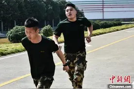 一纸“情深”诉衷肠 钢铁男儿穿越时光展军营柔情图片