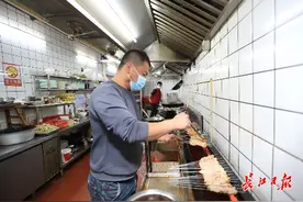 昔日洪水溃口的嘉鱼簰洲湾，书写“烧烤第一镇”新篇章图片