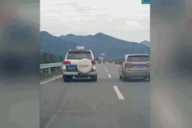 男子高速路上疯狂别车，脚踩刹车！就因为心情不好？图片