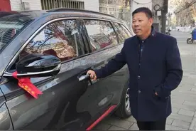 父亲6年前随口许愿渴望有辆车，儿子攒钱6年后送父亲一辆新车图片