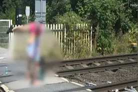 英国两名少女在铁轨上倒立拍照 警方批评漠视生命安全图片