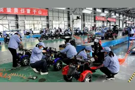 贵州省晴隆县易地扶贫搬迁安置区阿妹戚托小镇产业逐步兴起 轻工产业带动搬迁群众就业图片