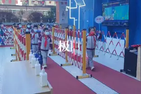 提着袋子上学去！武汉一小学推出“轻负包”图片