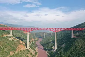 越“三山”跨“四水”，中老铁路成就154米世界最高铁路桥墩图片