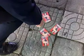 两名男子在杭州街头“丢”小卡片，民警一看皱眉头：这么露骨，一定要抓图片