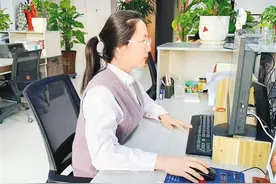 带着瘫痪爸爸上大学 甘肃环县女孩刘艳艳已经上班了图片