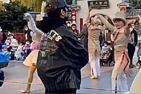 儿儿快来犯花痴！网友迪士尼偶遇蔡徐坤酷帅低调图片