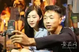五河“无臂女孩”杨莉获评“安徽好人”：正在四川做直播图片