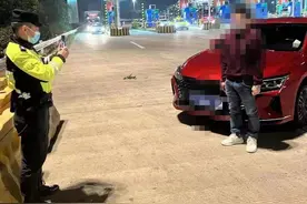 小伙无证欲自驾游西藏，还没出省就被交警查获图片