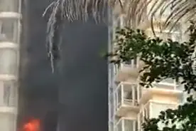 深圳宝安桃源居小区住宅楼起火，一人身亡图片