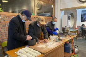 为圆房车旅游梦，3个湖南爷爷合伙开饭店图片