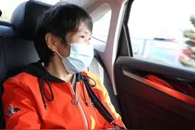 这一抱让人泪目！儿子5岁时被拐，母亲苦寻29年，母子终团圆图片