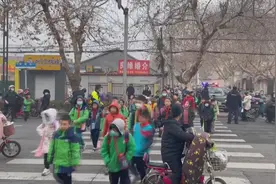 暖到爆！临沂一执勤交警收到小学生暖心拥抱：“整个冬天也不冷了”图片