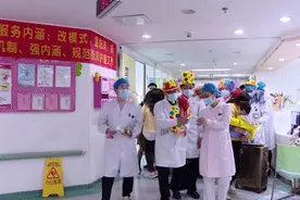 一群“小丑”涌进病房，还表演魔术！背后动机很治愈…图片