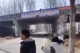 孩子高速下隔空喊爸爸，货车司机鸣笛回应视频封面