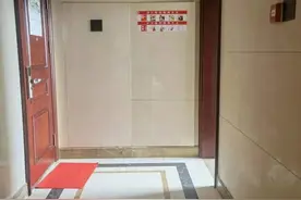 丽水楼道干净整洁，鞋柜摆放好，也是一道风景图片