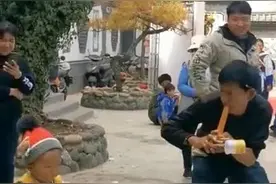 丽江3岁娃娃销魂舞步走红网络！网友：这气质天生的图片