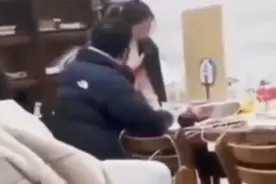 大连交通大学一男生校内多次扇女友耳光！校方称已批评教育图片