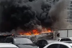 突发火灾！现场浓烟滚滚，伴有爆炸声！附近停满了车辆……图片