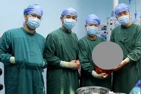 罕见！腿部30斤巨大脂肪肉瘤，专家们是如何完美摘除的？图片