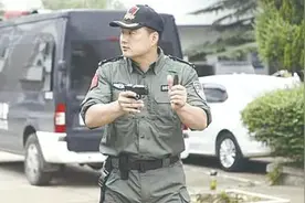 “被他抓，我认了！”犯罪嫌疑人向这位警察竖起大拇指图片