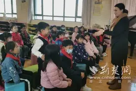 外教带来“沉浸式”英语课堂 三角湖小学开展趣味英语教学图片