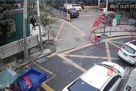 暖心！10岁女孩紧跟2岁男童，一个举动化险为夷图片
