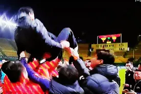 提前三轮问鼎中超！泰山队五获顶级联赛冠军图片